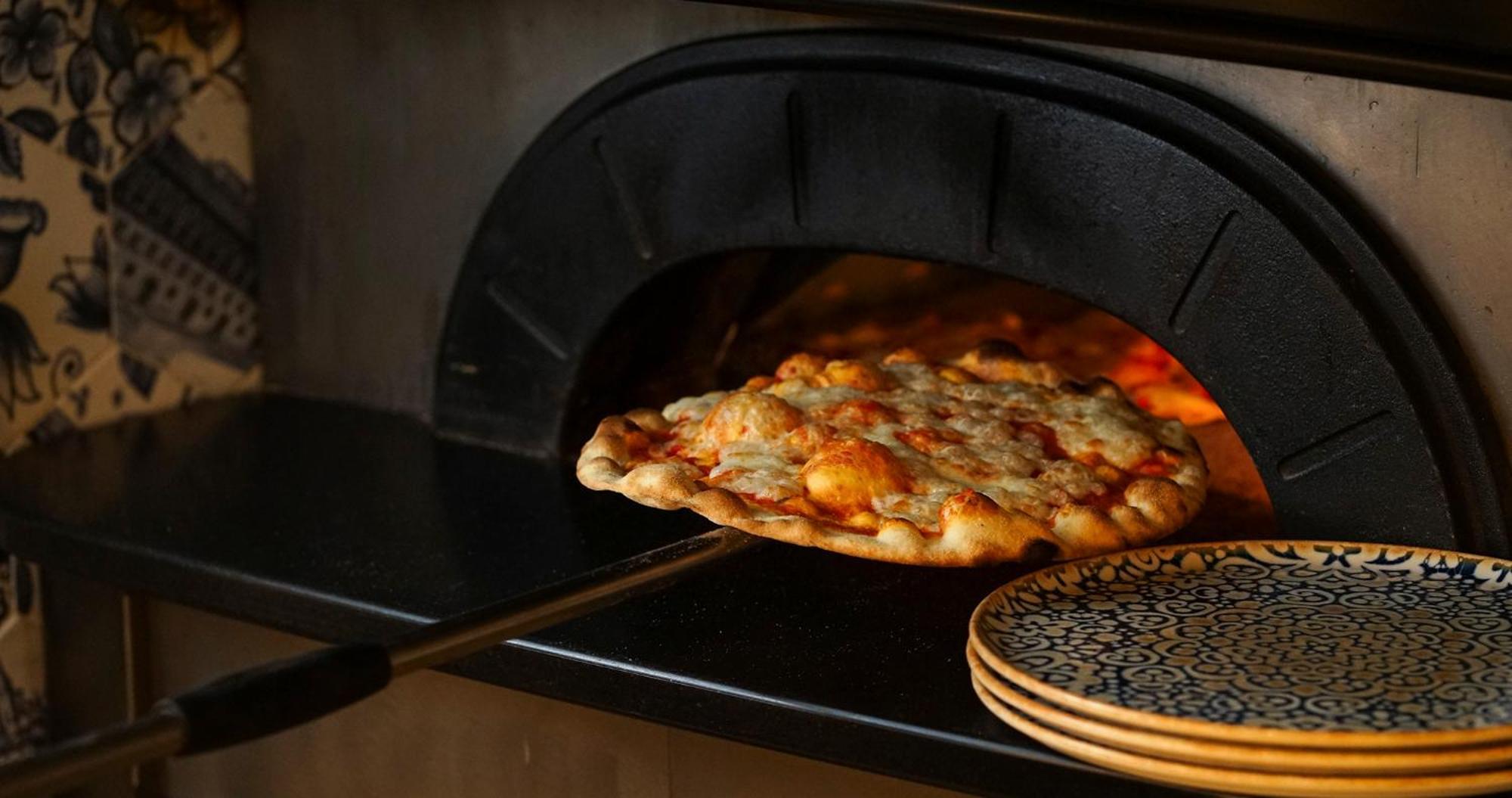 默瑟尔eme教堂酒店 塞维利亚 外观 照片 Pizza being removed from a wood-fired oven