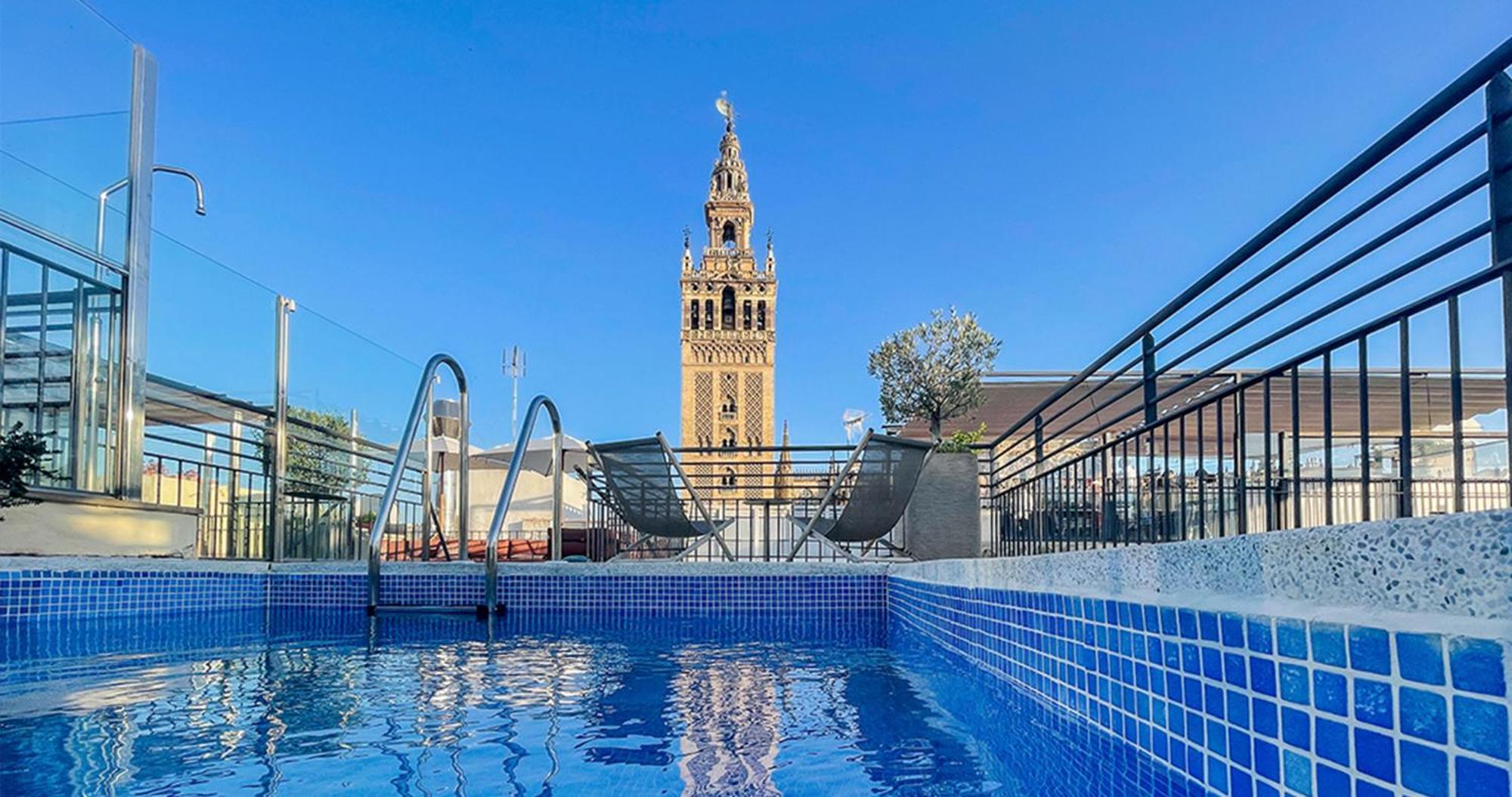 默瑟尔eme教堂酒店 塞维利亚 外观 照片 The rooftop pool at the Hotel Casa 1800