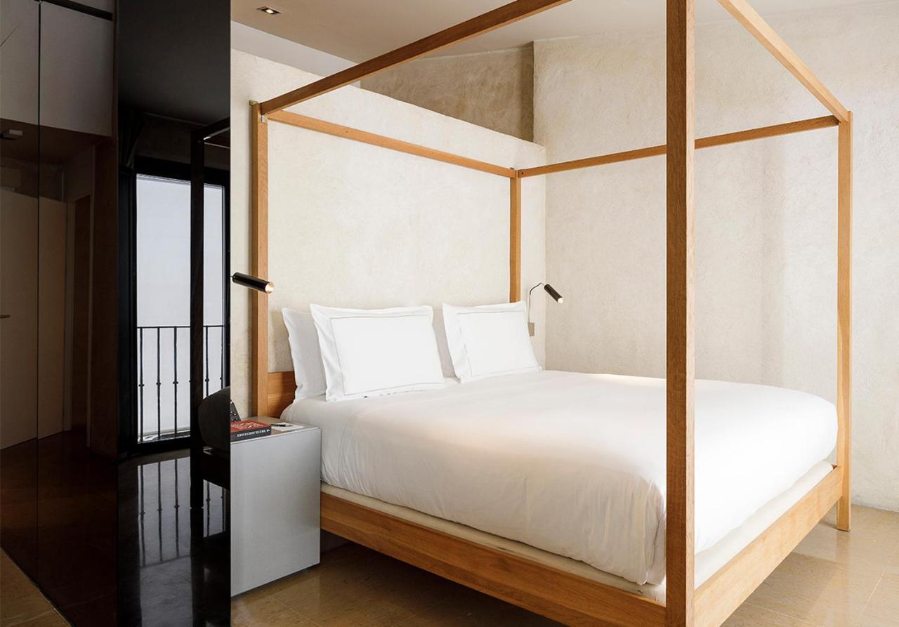 默瑟尔eme教堂酒店 塞维利亚 外观 照片 A four-poster bed