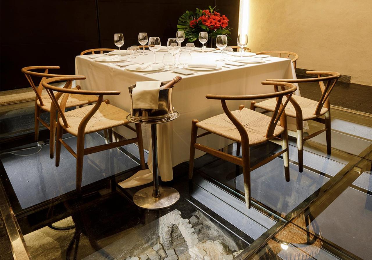 默瑟尔eme教堂酒店 塞维利亚 外观 照片 Ch24 chairs at the Mandarin Oriental, Hong Kong